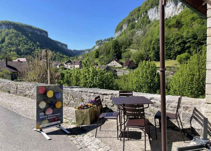 Restaurant avec une belle terrasse Baume-les-Messieurs
