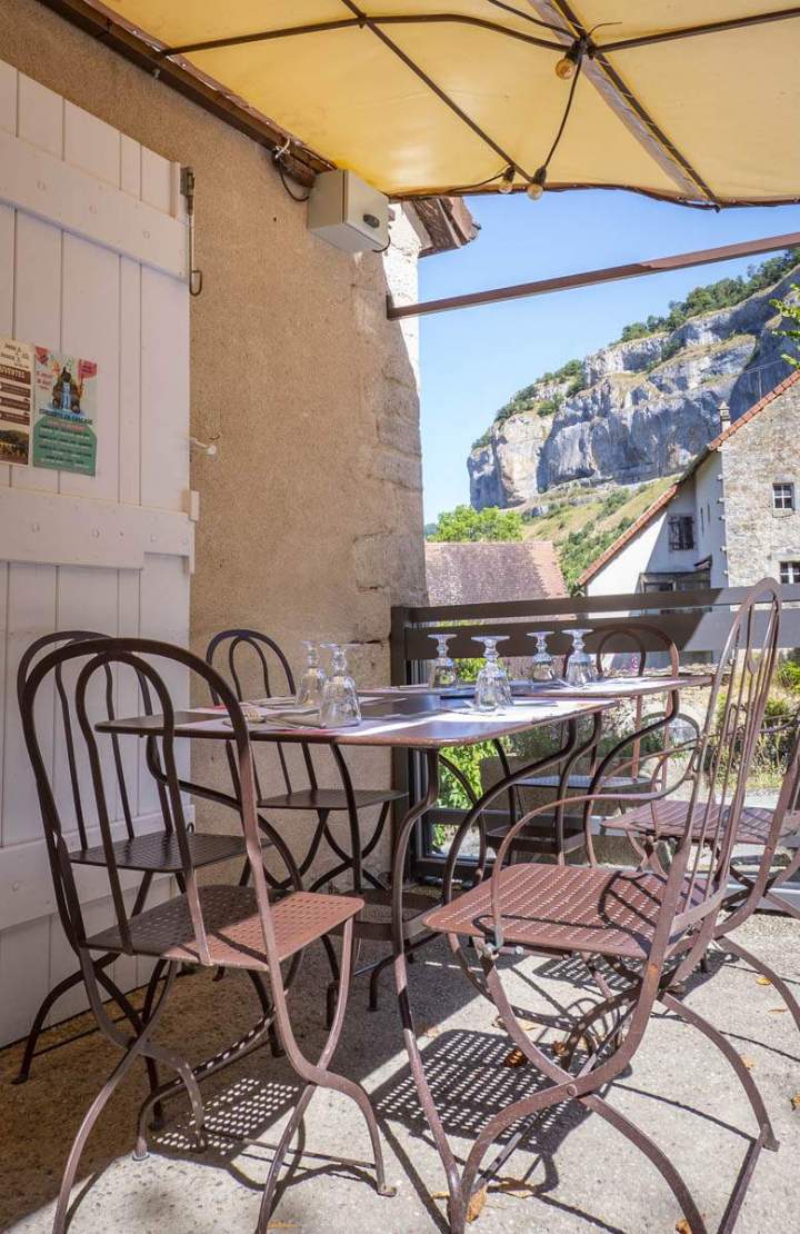 Restaurant avec une belle terrasse Baume-les-Messieurs